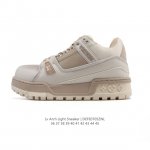 公司级 路易威登 Louis Vuitton Lv路易威登板鞋 时尚运动鞋潮厚底增高男女鞋。舒适防滑底和百搭性霸屏整个时尚娱乐圈，细节调整完美主义！采用柔软皮革