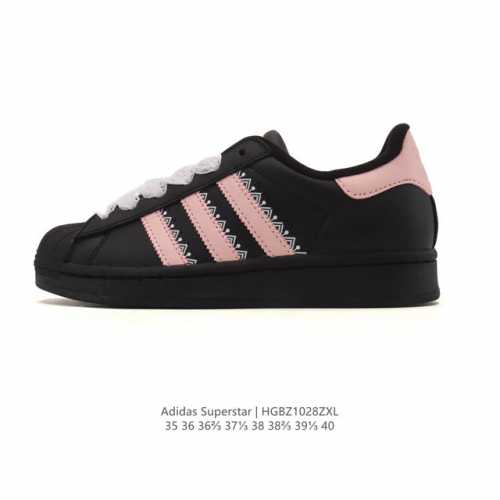 阿迪达斯 Adidas Superstar 2025年新款鞋子 经典贝壳头系列 新款休闲板鞋潮流女士运动鞋 。鞋面皮革拼接材质 标志性的贝壳鞋头，简约的线条。就