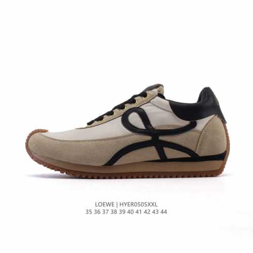 公司级 Loewe 罗意威 Ballet Runner 皮革织物拼接 简约圆头 系带 低帮 运动休闲鞋这双鞋是Loewe新发布的Ballet Runner ，被