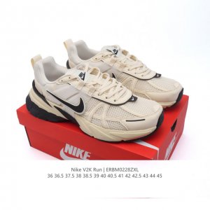 Nike 耐克 V2K Run 减震防滑 复古低帮运动跑步鞋 超火复古跑鞋，采用太空革组合呼吸网眼布鞋面材质，搭载正确4层组合底模，嵌入Tpu加固稳定模块,双层