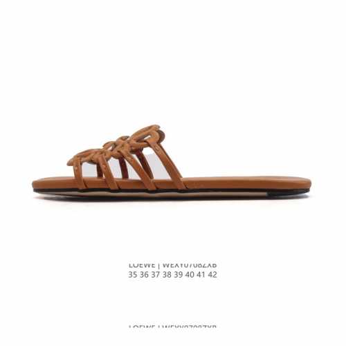 新品公司级 Loewe罗意威 Petal Anagram 小牛皮 方头露趾一字拖鞋 女款 棕色，鞋面镂空设计 很透气 ！不得不说罗意威的鞋子一直很低调大气！材质