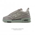 公司级 Lv Skate Sneaker 路易威登 2025年新款运动板鞋 蛇年限定 春夏秀场初次亮相，此次以粒面牛皮革焕新呈现。加垫鞋领和鞋舌援引滑板鞋设计，