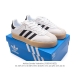 Adidas 阿迪达斯 男女同款运动鞋 三叶草SAMBA VELENTINE 休闲鞋 德训鞋 复古板鞋经典运动鞋。一款阿迪达斯的Samba面包鞋，该鞋具有厚实的