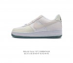 二层皮 耐克 Nike Air Force 1 '07 Low 空军一号含气垫 低帮百搭厚底增高休闲运动板鞋。柔软、弹性十足的缓震性能和出色的中底设计，横跨复古