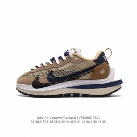 真标 耐克 Sacai X Nike Vaporwaffle 华夫三代3.0 走秀重磅联名款运动鞋 。鞋款由pegasus与vaporfly两款鞋型的设计元素共 - 点击图像关闭