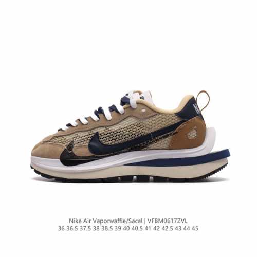 真标 耐克 Sacai X Nike Vaporwaffle 华夫三代3.0 走秀重磅联名款运动鞋 。鞋款由pegasus与vaporfly两款鞋型的设计元素共
