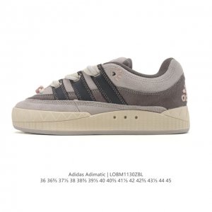 阿迪达斯 Adidas Adimatic 马蒂奇系列男女鞋 低帮复古鲨鱼面包鞋运动休闲滑板板鞋。整个鞋面由牛皮革制成，搭配品牌标志性大尺寸三条纹 Logo，超宽