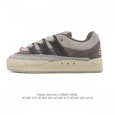 阿迪达斯 Adidas Adimatic 马蒂奇系列男女鞋 低帮复古鲨鱼面包鞋运动休闲滑板板鞋。整个鞋面由牛皮革制成，搭配品牌标志性大尺寸三条纹 Logo，超宽