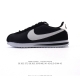 nike Classic Cortez Nylon 耐克阿甘鞋男女子运动鞋。秉承元年款经典风格，糅合防水鞋面设计，令双足保持干爽舒适。防水锦纶鞋面强势抵御风雨侵