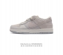 真标 耐克 Nike Dunk Low 运动鞋复古板鞋，尽情迈步，彰显个性风采。采用天然皮革，经久耐穿，塑就如元年款 Dunk 般的复古质感。鞋头透气孔，搭配鞋