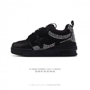 公司级 LV Skate Sneaker 路易威登 男士运动板鞋于 2024 秋冬秀场初次亮相，此次以粒面牛皮革焕新呈现。加垫鞋领和鞋舌援引滑板鞋设计，科技鞋带