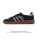头层皮 阿迪达斯 Adidas Handball Spezial 三叶草学院风复古休闲板鞋 德训鞋 橡胶底柔软皮革经典运动鞋板鞋。圆头、缝合拼接设计、正面绑带、