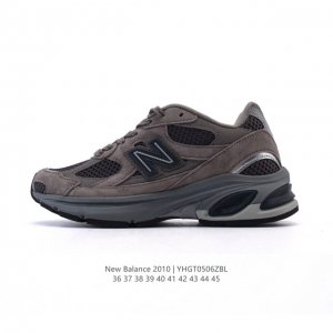 公司级 新百伦 New Balance2010秋冬英产做旧鞋款运动鞋 厚底增高老爹鞋。此复刻经典鞋款，加入当下大热的户外元素，以曾经篮球鞋款型式样加以打造鞋款造