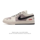 公司级 耐克 乔丹air Jordan 1 Low Aj1 乔1 乔丹1代aj1 低帮复古文化休闲运动篮球鞋。该鞋款从 1985 年元年款汲取设计灵感，焕新演绎