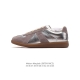 公司级 Maison Martin Margiela 马丁 马吉拉 德训休闲板鞋。牛皮革柔软细腻的特点与麋鹿皮的绒毛质感相结合，使其既有超高的柔软舒适度，又同时