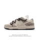 耐克 Nike Dunk Low Retro 运动鞋经典复古板鞋 Gucci联名 解构绑带 双鞋带。作为 80 年代经典篮球鞋款，起初专为硬木球场打造，后来成为