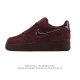 耐克 Nike Air Force 1 '07 Low 空军一号含气垫 低帮百搭厚底增高休闲运动板鞋。柔软、弹性十足的缓震性能和出色的中底设计，横跨复古与现代的