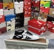 性价比产物 耐克 Nike Air Force 1 '07空军一号 中帮百搭休闲运动板鞋。柔软、弹性十足的缓震性能和出色的中底设计，横跨复古与现代的外型结合，造