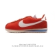 Nike Classic Cortez Nylon 耐克阿甘鞋男女子运动鞋。秉承元年款经典风格，糅合防水鞋面设计，令双足保持干爽舒适。防水锦纶鞋面强势抵御风雨侵