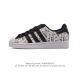 阿迪达斯 Adidas Superstar 三叶草经典贝壳头系列 新款休闲板鞋潮流男女士运动鞋 。鞋面柔软皮革材质 标志性的贝壳鞋头，锯齿三条纹，简约的线条。就