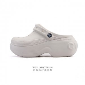 Crocs 沙滩洞洞鞋 女士休闲厚底增高凉拖鞋 卡骆驰明星同款 厚底增高沙滩鞋 选择尺码时 建议选大一码 脚感更舒适 家居休闲一式两用拖鞋 白敬亭同款，坡跟设计