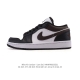 耐克 乔丹Air Jordan 1 Low Aj1 乔1 乔丹1代Aj1 低帮复古文化休闲运动篮球鞋。该鞋款从 1985 年元年款汲取设计灵感，焕新演绎简约经典