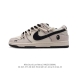 公司级 耐克 Nike Dunk Low Retro 运动鞋复古板鞋 解构绑带 双鞋带。作为 80 年代经典篮球鞋款，起初专为硬木球场打造，后来成为席卷街头的时