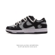 公司级 耐克 Nike Dunk Low Retro 运动鞋 解构绑带 双鞋带 Gucci联名 复古板鞋。作为 80 年代经典篮球鞋款，起初专为硬木球场打造，后