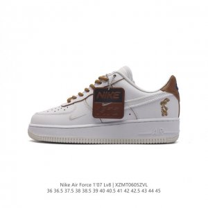 耐克 Nike Air Force 1 '07 Low 空军一号含气垫 低帮百搭厚底增高休闲运动板鞋。柔软、弹性十足的缓震性能和出色的中底设计，横跨复古与现代的
