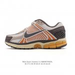 Nike 耐克夏季 Zoom Vomero 5 运动鞋休闲训练跑步鞋。Nike Zoom Vomero 5 男女子运动鞋妥帖包覆足部，提供透气支撑效果。耐穿材料