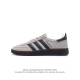 阿迪达斯 Adidas Handball Spezial 三叶草学院风复古休闲板鞋 德训鞋 橡胶底柔软皮革经典运动鞋板鞋。圆头、缝合拼接设计、正面绑带、鞋舌部位