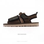 公司级 Ugg 男士凉鞋 新款上新啦 时尚百搭单品凉鞋沙滩鞋 魔术贴 一脚蹬凉拖鞋 潮流元素宽版弹力后跟带设计 在休闲拖鞋和舒适便鞋中任意切换 尺码 40-45