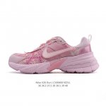 Nike 耐克 V2K Run 减震防滑 复古低帮运动跑步鞋 超火复古跑鞋，采用太空革组合呼吸网眼布鞋面材质，搭载正确4层组合底模，嵌入Tpu加固稳定模块,双层