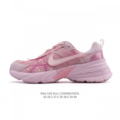 Nike 耐克 V2K Run 减震防滑 复古低帮运动跑步鞋 超火复古跑鞋，采用太空革组合呼吸网眼布鞋面材质，搭载正确4层组合底模，嵌入Tpu加固稳定模块,双层