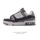 Lv Skate Sneaker 路易威登 2025年新款运动板鞋 蛇年限定 春夏秀场初次亮相，此次以粒面牛皮革焕新呈现。加垫鞋领和鞋舌援引滑板鞋设计，科技鞋带