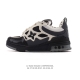 公司级 Lv Skate Sneaker 路易威登 2025年新款运动板鞋 蛇年限定 春夏秀场初次亮相，此次以粒面牛皮革焕新呈现。加垫鞋领和鞋舌援引滑板鞋设计，