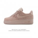 耐克 Nike Air Force 1 '07 Low 空军一号含气垫 低帮百搭厚底增高休闲运动板鞋。柔软、弹性十足的缓震性能和出色的中底设计，横跨复古与现代的