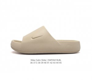 耐克 Nike Calm Slide 经典运动拖鞋时尚厚底增高男女一字拖鞋 沙滩鞋，拖鞋的外观十分吸引人，融合了舒适与时尚的元素，延续了简约独特的美学风尚，一体
