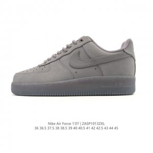 耐克 Nike Air Force 1 '07 Low 空军一号含气垫 低帮百搭厚底增高休闲运动板鞋。柔软、弹性十足的缓震性能和出色的中底设计，横跨复古与现代的