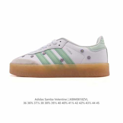 Adidas 阿迪达斯 男女款运动鞋 三叶草Samba Velentine 休闲鞋 德训鞋 复古板鞋经典运动鞋。一款阿迪达斯的Samba面包鞋，该鞋具有厚实的用