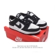耐克 Nike Sb Dunk Low Pro 男女同款运动鞋复古板鞋。采用柔软皮革鞋面，经久耐穿，塑就如元年款 Dunk 般的复古质感。鞋头透气孔，搭配鞋口和