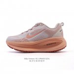 真标 耐克 Nike Vomero 18 厚底增高老爹运动跑步鞋。全新 Vomero 提供比以往更多的緩衝效能以及該系列有史以來最高的鞋底高度，結合 Nike