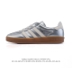 阿迪达斯 Adidas Originals Gazelle Indoor 复古三叶草防滑透明橡胶板鞋经典运动鞋。这款经典鞋,忠于原版设计,缀撞色三条纹和鞋跟饰片