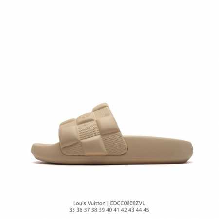 lv路易威登l家驴牌monogram 拖鞋 本季 Waterfront 凉拖焕新回归 鞋面扣带压印路易威登标志性的 Monogram 图案 由真皮制成 搭配舒适 - 点击图像关闭