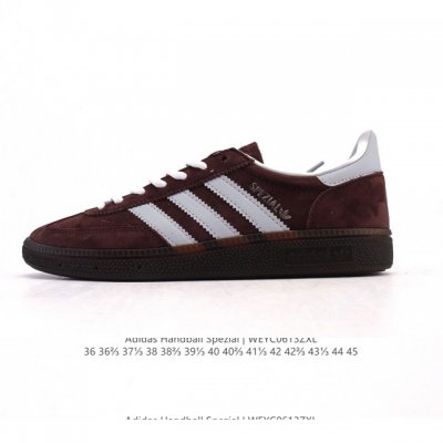 阿迪达斯 Adidas Handball Spezial 低帮三叶草学院风复古休闲板鞋 德训鞋 橡胶底柔软皮革经典运动鞋板鞋。圆头、缝合拼接设计、正面绑带、鞋舌