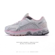nike 耐克新款 Zoom Vomero 5 运动鞋休闲训练跑步鞋。Nike Zoom Vomero 5 女子运动鞋妥帖包覆足部，提供透气支撑效果。耐穿材料组
