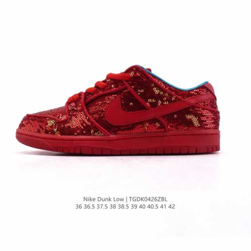 公司级 耐克Nike Dunk Low 板鞋 Sb系列 亮片鞋面 2025年新款红色 印花鞋面 经典百搭休闲运动板鞋加厚鞋舌的填充，使舒适性大大提升，同时也更方
