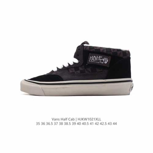 公司级Vans 万斯 Half Cab 秋冬中帮硫化休闲板鞋 经典复古男女鞋情侣鞋硫化运动鞋。 此次以Half cab 为基准，设计师大面积采用高端全翻毛皮打造