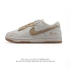 特价 耐克 Nike Dunk Low Retro 运动鞋复古板鞋，作为 80 年代经典篮球鞋款，起初专为硬木球场打造，后来成为席卷街头的时尚标杆，现以经典细节