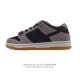 公司级 真标 耐克 Nike Sb Dunk Low Pro 男女款运动鞋复古板鞋。采用柔软皮革鞋面，经久耐穿，塑就如元年款 Dunk 般的复古质感。鞋头透气孔